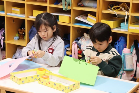 切る方の色画用紙を決めたら、早速切っていきます