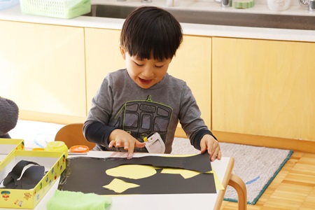 形が決まったら、もう一枚の色画用紙に貼り付けます