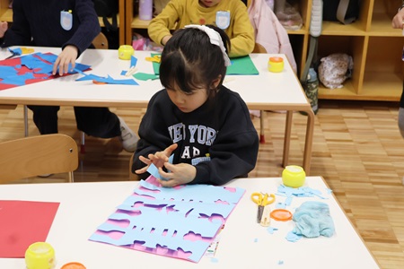 自分が貼りやすいやり方で、工夫しながらのりを付けます