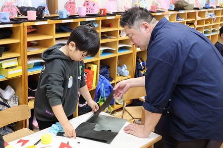 貼るのが大変な時は、先生に協力してもらったり