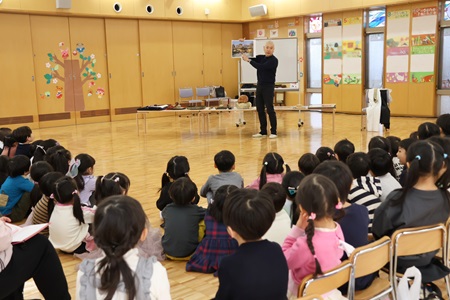 今回の職業体験は「お坊さん体験」。講師を務めてくれた金子さん