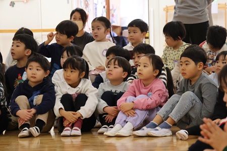 先生の説明にじっと耳を傾ける園児たち