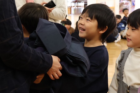 法衣を抱えて重たさを実感する場面も