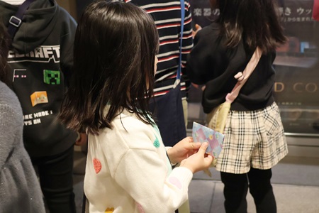 手作りのお財布をしっかり握りしめます