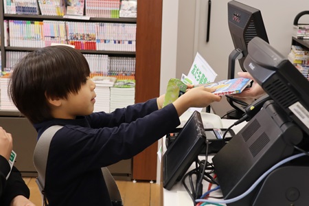 店員さんに本を渡して…