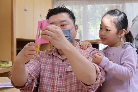 丸を切るのに苦戦する子どもたち。 コツを教えてもらって、みるみる上手になりました