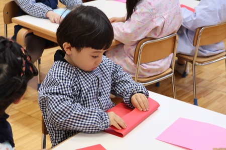 中心に向かって２か所折ります