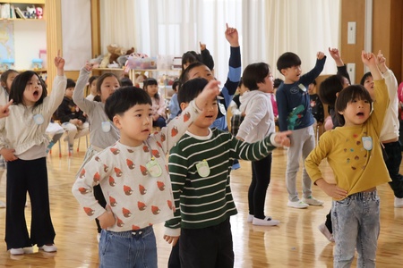 年長組が、思い出のダンス「タイムマシンにのって」を披露