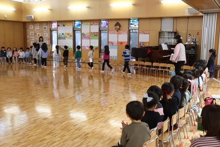 拍手で迎えられて年長組が入場