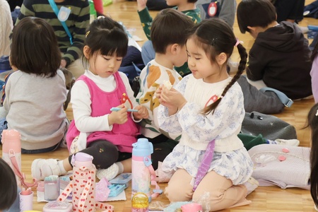 最後に、園児全員で一緒にお弁当を食べて楽しい時間を過ごしました
