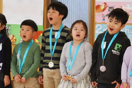 年長組による歌「ふるさと」
