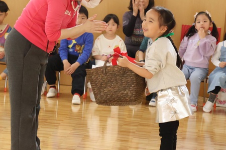 年少組からは、お菓子が入った菓子袋をプレゼント