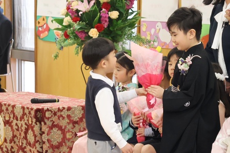 在園児から花束贈呈