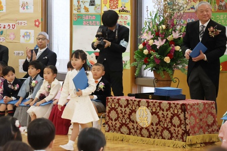 卒園証書を手に、晴れやかな表情
