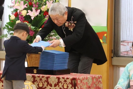 一人ひとり園長先生から卒園証書を受け取りました