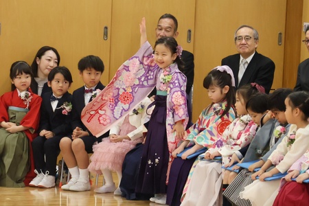 教師に名前を呼ばれ、「はい！」と大きな声で返事