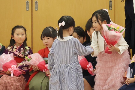 「ありがとう」 目を見てしっかり握手